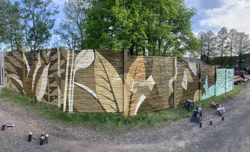 Mural a street art na zakázku Plot rodinného domu s abstraktním vzorem v přírodních, hnedých odstínech Realizace Rivus, 06/2021, proces