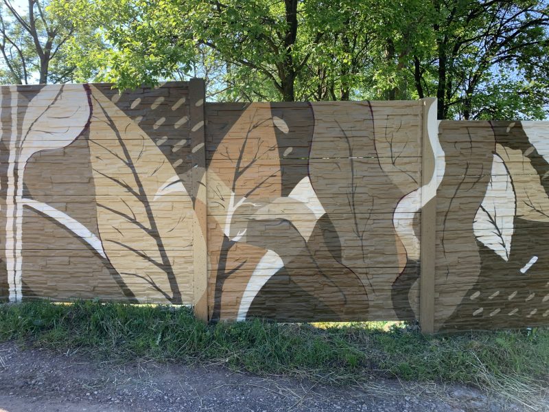 Mural a street art na zakázku Plot rodinného domu s abstraktním vzorem v přírodních, hnedých odstínech Realizace Rivus, 06/2021, detail na vzor