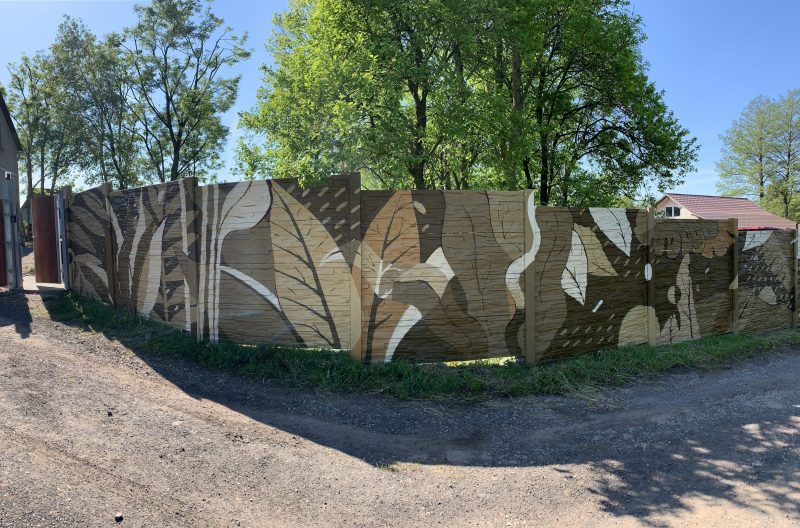 Mural a street art na zakázku Plot rodinného domu s abstraktním vzorem v přírodních, hnedých odstínech Realizace Rivus, 06/2021, celek 2