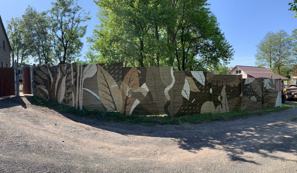 Mural a street art na zakázku Plot rodinného domu s abstraktním vzorem v přírodních, hnedých odstínech Realizace Rivus, 06/2021, celek