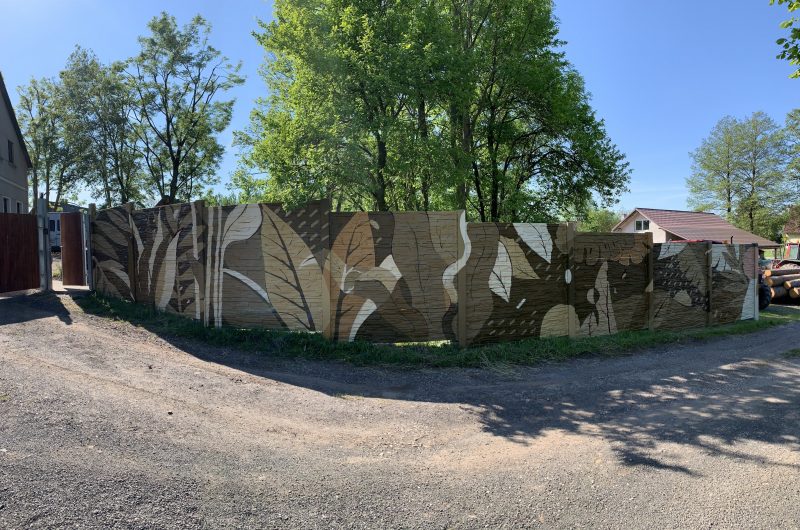 Mural a street art na zakázku Plot rodinného domu s abstraktním vzorem v přírodních, hnedých odstínech Realizace Rivus, 06/2021, celek