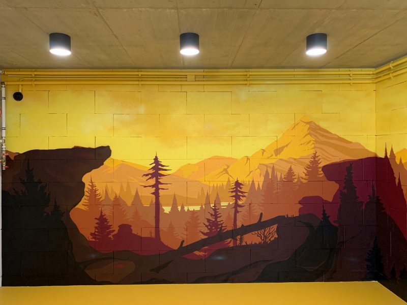 Hory, mural, interiérová malba v zářivých, sytých barvách lesa