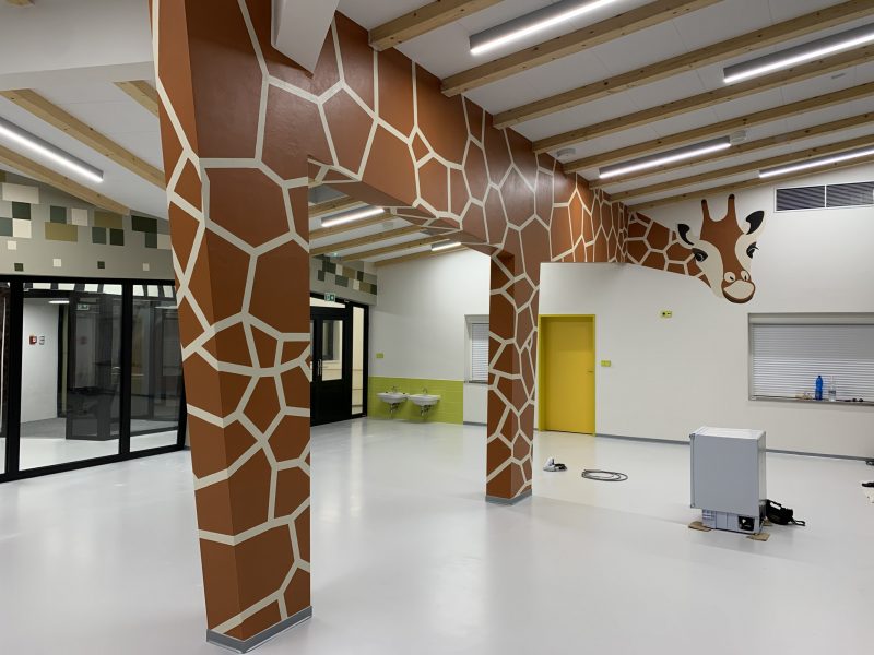 Mateřská škola Tuchlovice, interiérová malba, realizace 8/2022, žirafa
