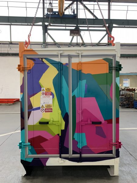 GRAFITTI A REKLAMNÍ MALBA: STROS – RHINO BATTERY BOX, realizace s Rivus (10/2022), detail zadní strany kontejneru